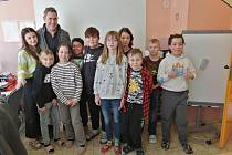 Učitel z Ameriky se po celý týden věnoval školákům ve škole v Konstantinových Lázních. Děti byly výukou nadšené.