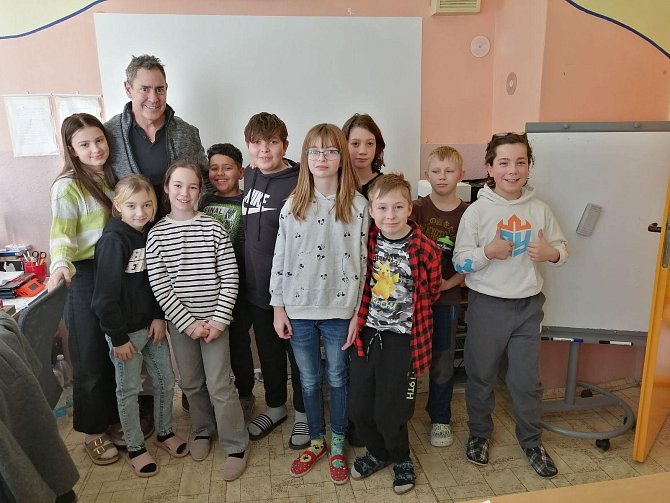 Učitel z Ameriky se po celý týden věnoval školákům ve škole v Konstantinových Lázních. Děti byly výukou nadšené.