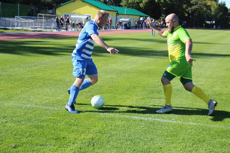 Chodová Planá (zelenožluté dresy) padla s Mrákovem na penalty.