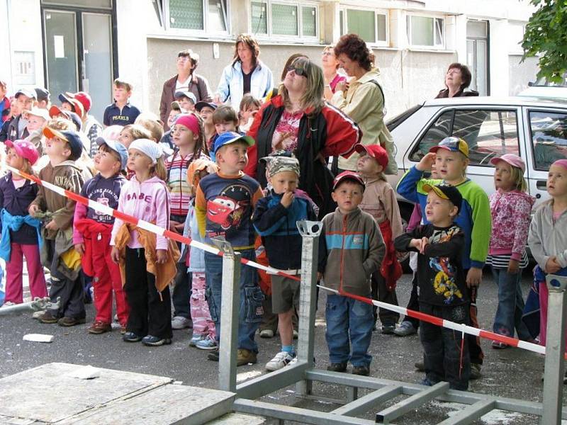 Pád dělníka z několikametrové výšky a zlomená ruka jeho kolegy bylo tématem taktického cvičení směny tachovských profesionálních hasičů