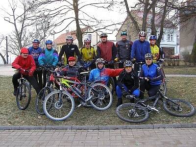 Společné foto, zleva horní řada: Vladimír Barnáš, Josef Zíka, Radek Volena, Karel Ganaj, Petr Kasal, Miroslav Volár, Antonín Lacina, Jan Zíka a štěpánka Drahorádová.Dole: Jiří Čeček, Milan Šrámek, Jiří Leško, Štefan Kučík