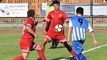 FK Tachov (v červeném) - FK Staňkov (v modrém) 6:1 (3:0).