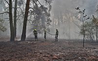 U Kočova hořel les v blízkosti silnice, hasiči vyhlásili třetí stupeň