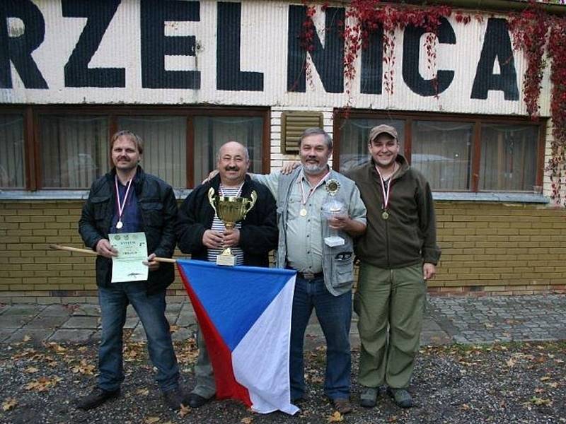 Vítězné družstvo českých střelců ze soutěže v Polsku. 