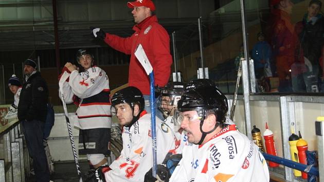 STŘÍDAČKA DOMÁCÍCH. Trenér HC Tachov Marek Brzobohatý (uprostřed v kšiltovce) uděluje pokyny hráčům při utkání s Malou Vískou.