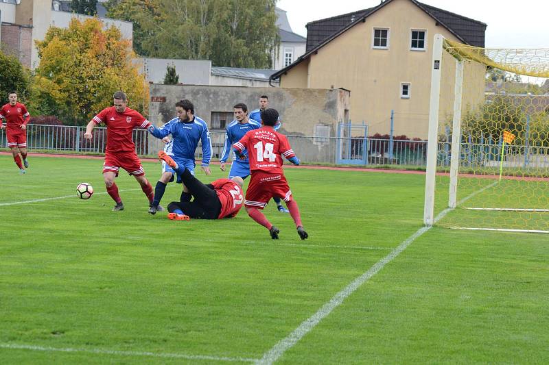 FK Tachov (v červeném) - Sokol Stráž (v modrém) 6:0 (2:0).