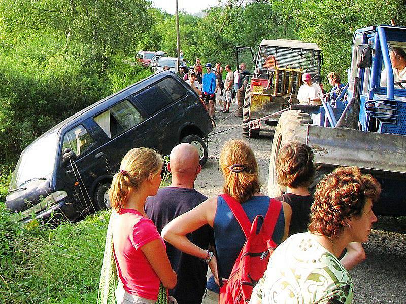 Mikrobus zůstal pod strmým srázem a musely ho vytáhnout lany dva traktory. 