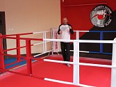 Nová boxerská tělocvična nabízí také tréninkový ring.