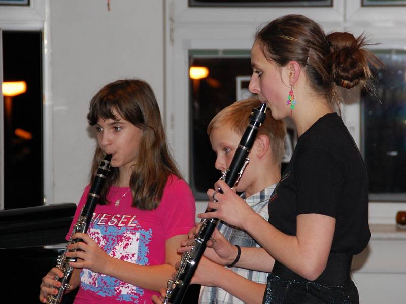 Přes 160 posluchačů přišlo do auly stříbrského gymnázia na tradiční Vánoční koncert žáků tamní Základní umělecké školy. 