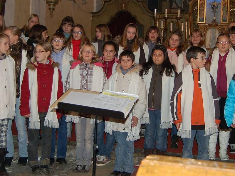 Na adventním koncertu v kostele v Chodském Újezdu vystoupil Tachovský dětský sbor pod vedením Josefa Brabence