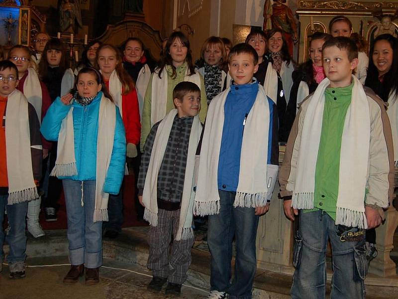 Na adventním koncertu v kostele v Chodském Újezdu vystoupil Tachovský dětský sbor pod vedením Josefa Brabence