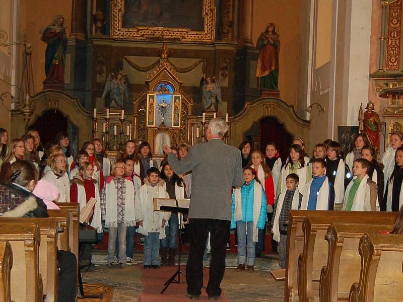 Na adventním koncertu v kostele v Chodském Újezdu vystoupil Tachovský dětský sbor pod vedením Josefa Brabence