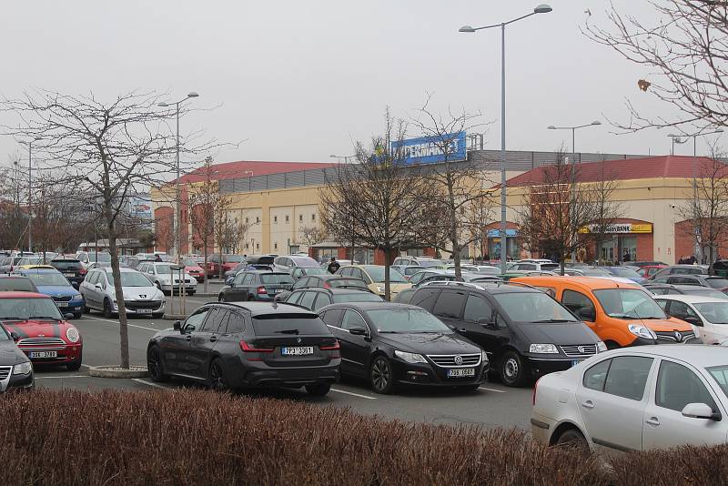 Poslední sobota před vánočními svátky. Adventní a farmářské trhy na plzeňském náměstí a odpoledne v nákupním centru Olympie.