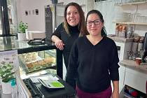 Michaela Varady s kamarádkou Janou Bauerovou otevřely v okresním městě novou cukrárnu. Zákusky mizí před očima, zákazníci na ně stojí fronty.