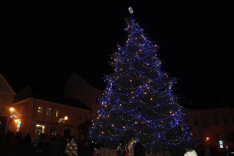 Rozsvícení vánočního stromu v Tachově.