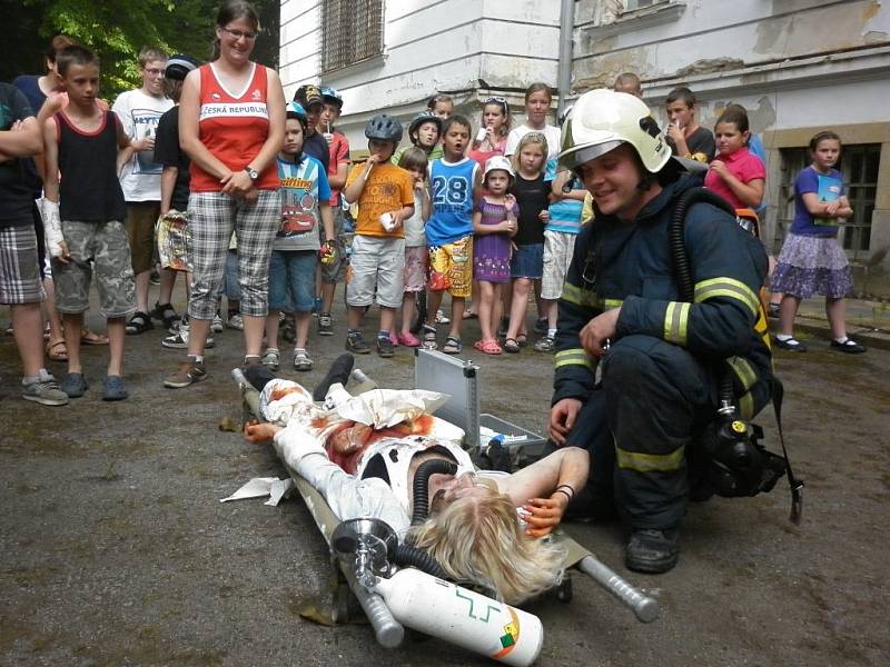 Zámecké nádvoří ožilo ukázkami policie i hasičů