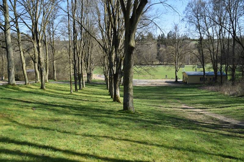 Žlutě značená Naučná stezka Kladruby provede milovníky přírody a historie Kladrub.