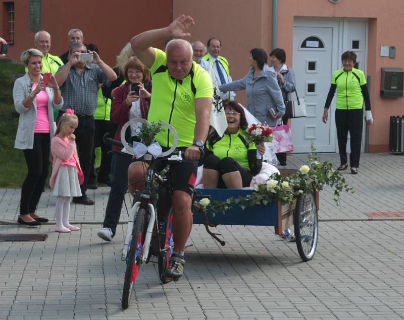 Při cyklistické svatbě si ženich odvezl nevěstu na kárce za kolem