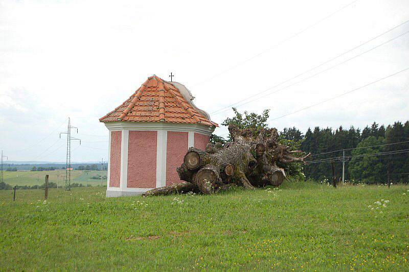 Krajina mezi Broumovem a Chodovou Planou nabízí zajímavé scenérie. 