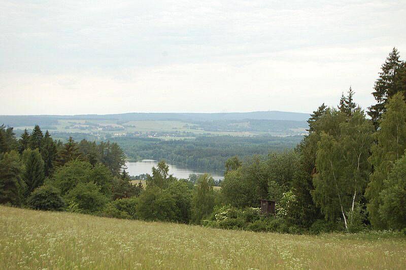 Krajina mezi Broumovem a Chodovou Planou nabízí zajímavé scenérie. 