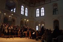 Pěvecký sbor Čerchovan a komorní orchestr Musica Tusta z Domažlic v jízdárně ve Světcích.