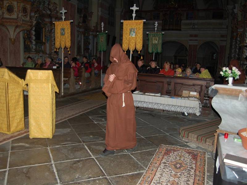 Návštěvníci přišli na netradiční prohlídku i teple oblečeni. Ředitelka Muzea Českého lesa Jana Hutníková odhaduje, že přišlo více než dvě stě padesát lidí