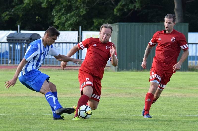 FK Tachov (v červeném) - FK Staňkov (v modrém) 6:1 (3:0).