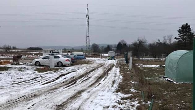 Muže v kritickém stavu převezli záchranáři do nemocnice, ženě již nebylo pomoci.