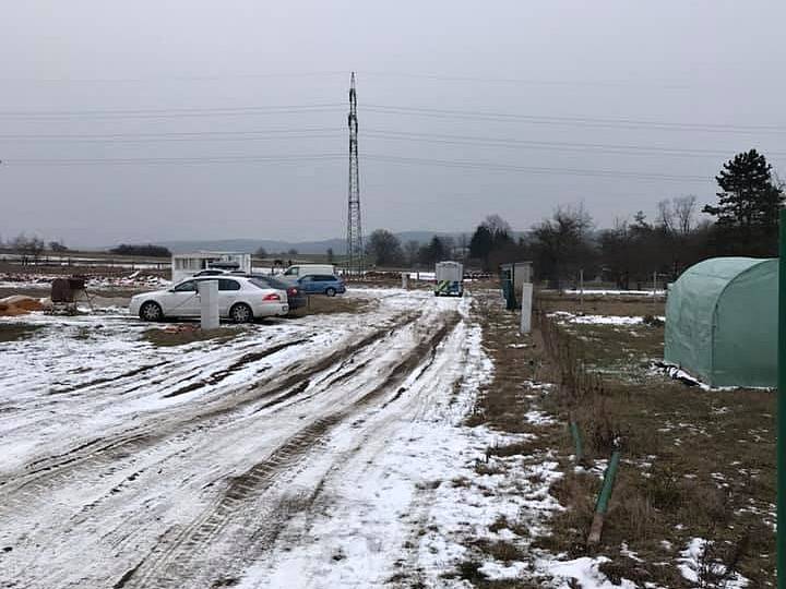 Muže v kritickém stavu převezli záchranáři do nemocnice, ženě již nebylo pomoci.