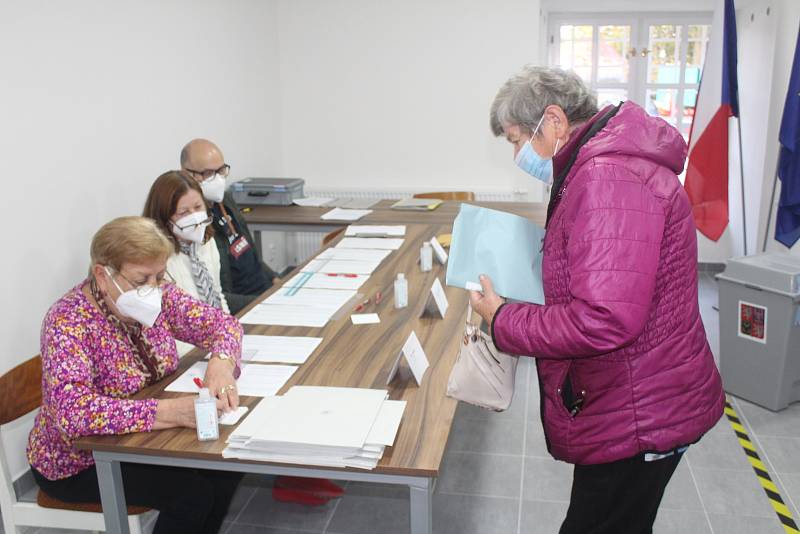 Voliči v Lesné hlasovali v klubovně dobrovolných hasičů.
