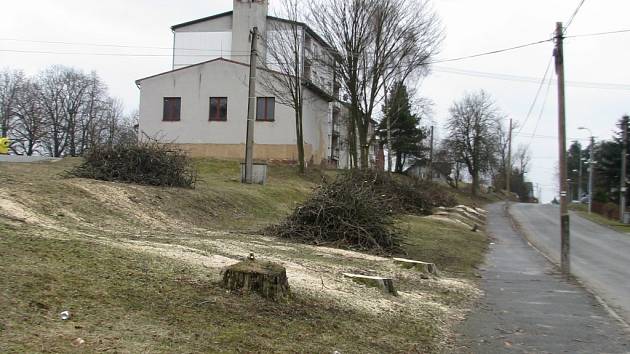  Novou kanalizaci bude mít část obce Staré Sedliště. Ustoupit jí musela alej vzrostlých stromů. 