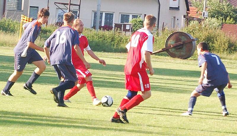 První utkání o postup do II. třídy se hrálo v pátek ve Stráži, Lom vyhrál 2:3.