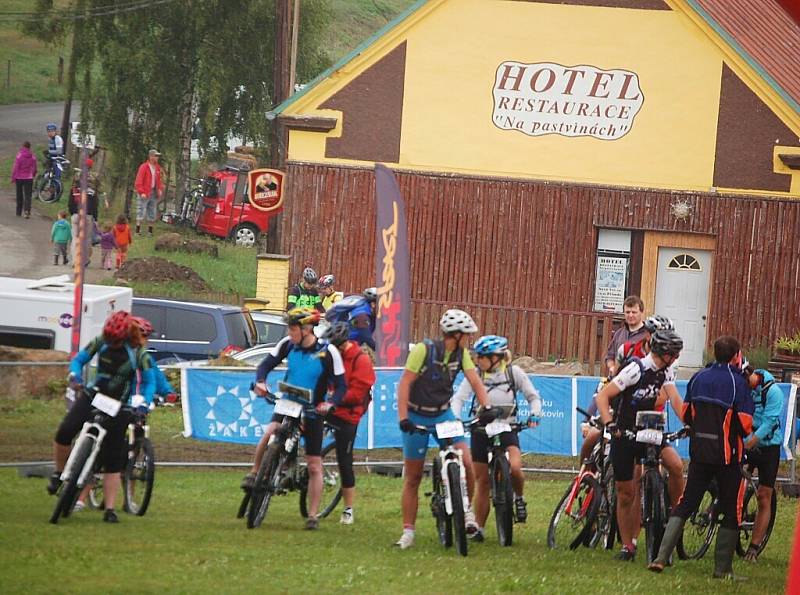 Novou Ves u Přimdy obléhali cyklisté