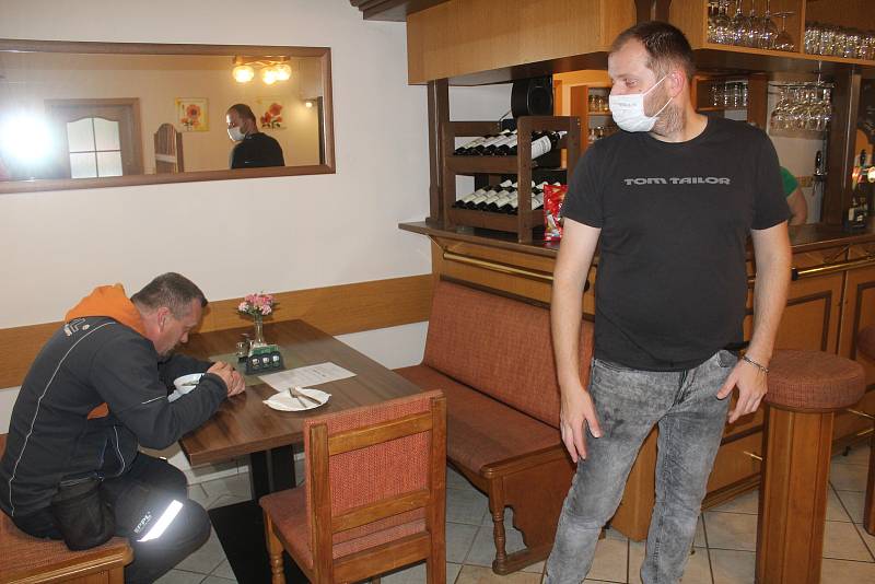 V restauraci Pohoda ve Vítkově u Tachova nařízení dodržují, první den bez problémů a bez konfliktů.