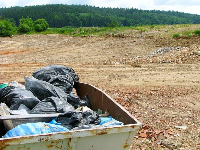 Na skládku nepatří odpad v podobě umělých hmot a podobných materiálů. Ty jsou vybírány obsluhou skládky a ukládány do kontejneru.