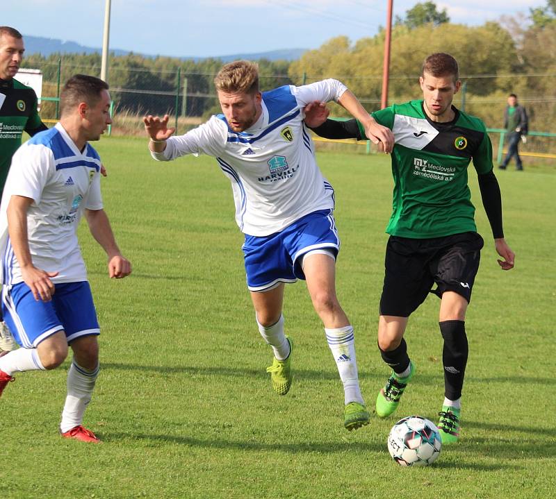 TIP LIGA (řádek č. 1): ZD Meclov (v zeleném) - Baník Stříbro (v bílém) 4:0.