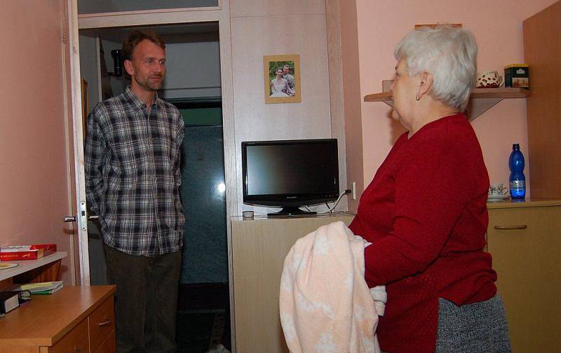 Redaktor Tachovského deníku si na vlastní kůži vyzkoušel, co obnáší práce pečovatele v domově pro seniory.