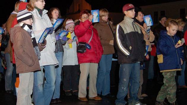 Ve středu 12. prosince  se na náměstí ve Stříbře sešlo 223 lidí, aby si zazpívali vánoční koledy společně s obyvateli devíti měst Plzeňského kraje.