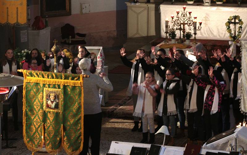 Lidé si přišli do kostela zazpívat i poslechnout dětský sbor