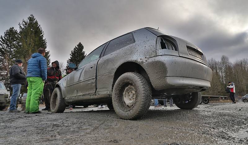 Na šachtě u Zadního Chodova burácely motory soutěžních vozů