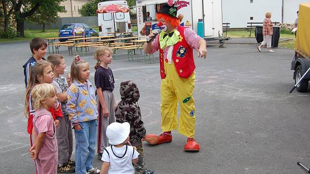 Při částkovských oslavách tamní drobotinu nejvíce pobavil populární a dětmi i dospělými oblíbený klaun Hugo