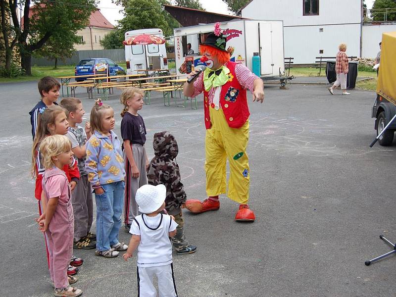 Při částkovských oslavách tamní drobotinu nejvíce pobavil populární a dětmi i dospělými oblíbený klaun Hugo