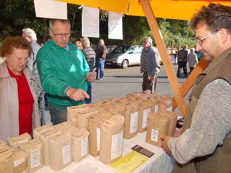 Mezi nabízeným zbožím při sobotních farmářských trzích v Plané se poprvé objevila mouka přímo od mlynáře. 