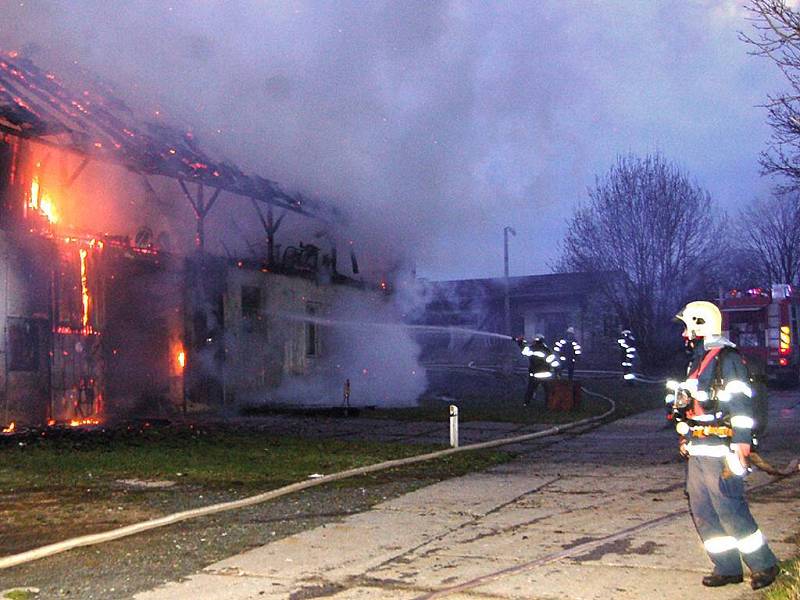 Stodolu v Třískolupech zachvátil požár.
