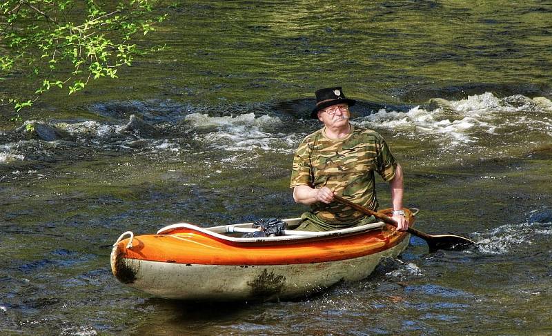 Tachovští vodáci otevřeli sezónu. Odemkli Mži a pasovali nové vodáky.