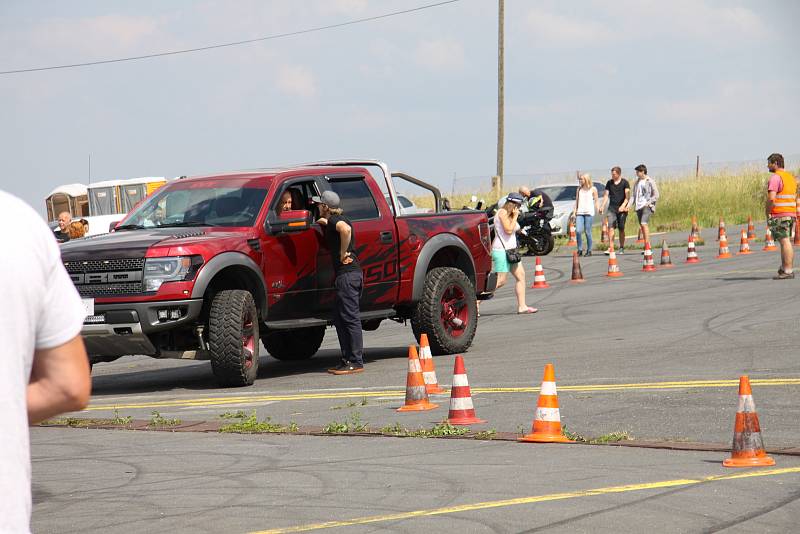 Z Auto moto párty na letišti Kříženec.