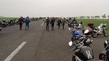Prvomájová vyjížďka motorkářů, kteří měli start v Plzni, projeli krajem a setkali se na letišti Kříženec.
