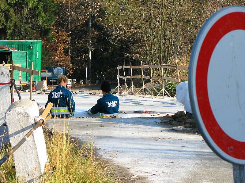 Rekonstrukce silničního mostu přes železniční koridor je v plném proudu