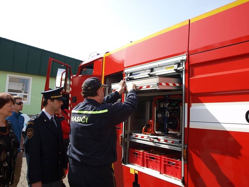 Plánští hasiči dostali v pátek staronovou cisternu Tatra 815 CAS.