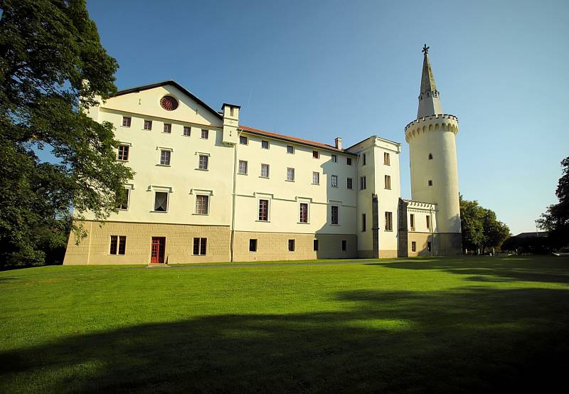 Zámek Bor je hrad přestavěný na novogotický zámek ve stejnojmenném městě v okrese Tachov.